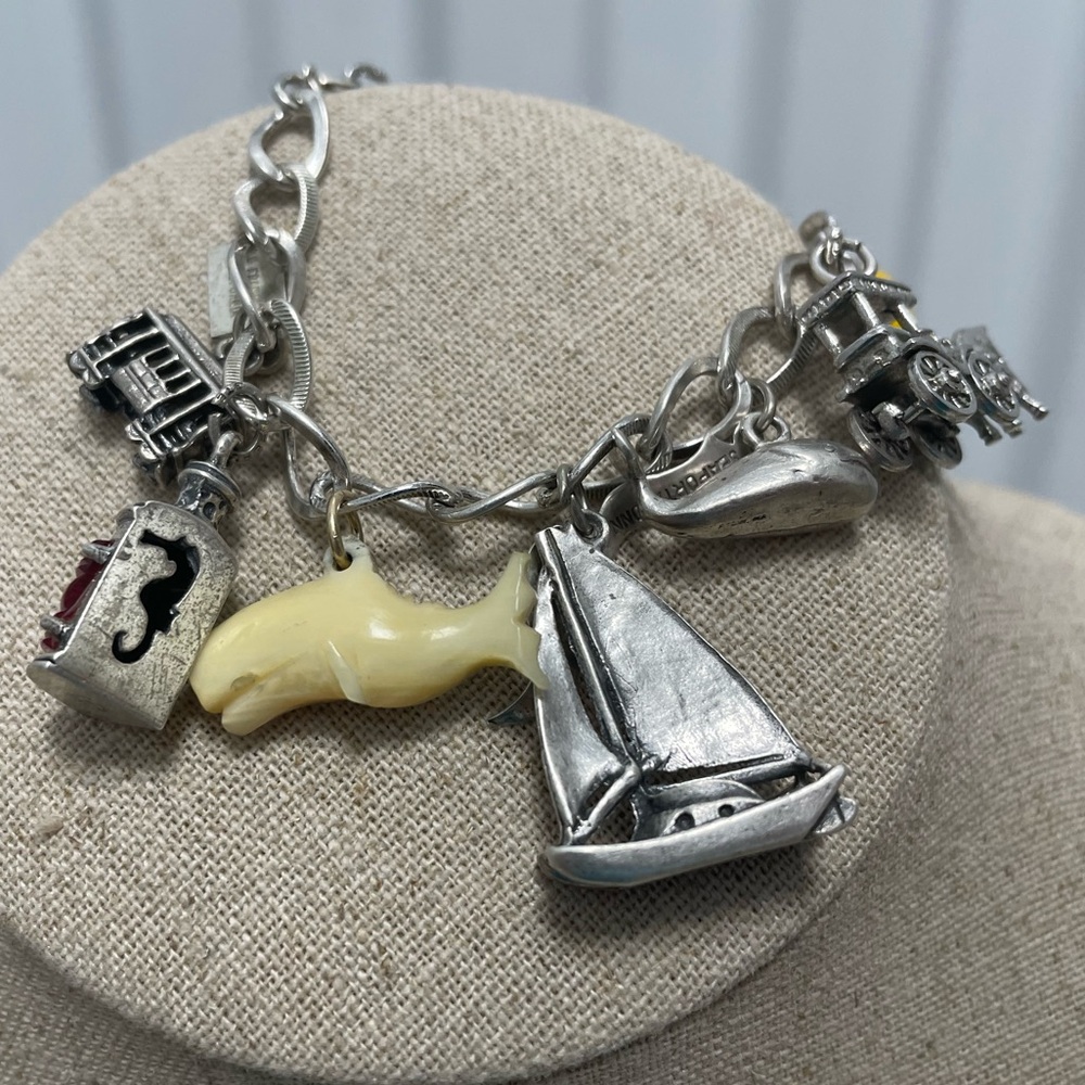 Vintage Charm Bracelet w/ 8 charms from all over - Picture 12 of 16